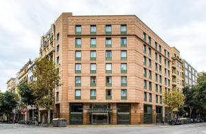 巴塞罗那巴塞罗那格兰大道莱昂纳多酒店的城市街道上一座大型砖砌建筑