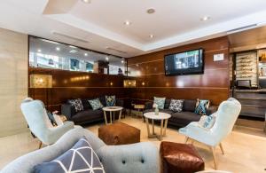 巴塞罗那巴塞罗那格兰大道莱昂纳多酒店的带沙发和平板电视的等候室