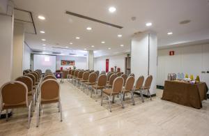 马德里马德里市中心莱昂纳多酒店的一间设有一排椅子和一张桌子的房间