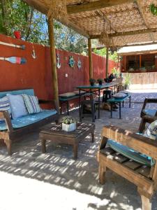 DiaguitaCasa campestre Valle del Elqui的庭院设有木长椅、桌子和桌子