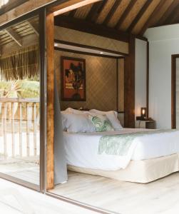 波拉波拉Maitai Bora Bora的卧室配有一张白色大床