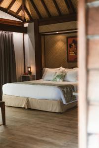 波拉波拉Maitai Bora Bora的一间卧室,卧室内配有一张大床