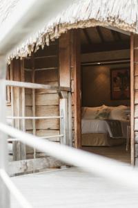波拉波拉Maitai Bora Bora的木屋内设有一间带双层床的卧室
