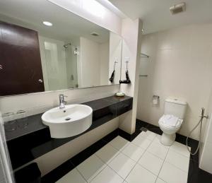 瓜拉丁加奴瓜拉丁加奴中城酒店的一间带水槽和卫生间的浴室