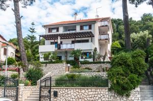 大洛希尼Apartments by the sea Mali Losinj (Losinj) - 3444的山丘上一座石墙房子