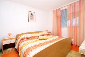 布拉托Apartments by the sea Prigradica, Korcula - 543的一间卧室配有一张黄色枕头的床