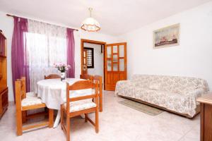 布拉托Apartments by the sea Prigradica, Korcula - 543的客厅配有桌子和沙发