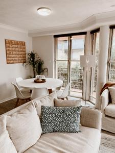 拜伦湾海风主海滩公寓的客厅配有沙发和桌子