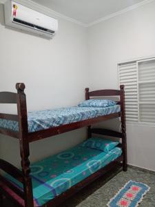 圣若昂-巴蒂斯塔-杜格罗里亚Piscina Aquecida, Ar condicionado Casa Inteira,Caminhos da Canastra的一间卧室配有两张双层床。