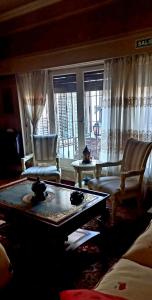 卢汉德库约Quinta Ugarte的客厅配有沙发和桌椅
