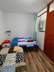齐克拉约Departamento Smart- Chiclayo B2的一间卧室设有两张床和窗户。