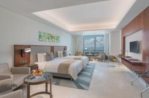 伊洛伊洛里士满伊洛伊洛酒店的酒店客房设有床和客厅。