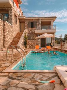 阿约斯尼奇塔斯Lavender House 1 - Agios Nikitas的两人在房子的游泳池里