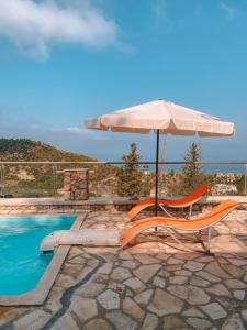 阿约斯尼奇塔斯Lavender House 1 - Agios Nikitas的游泳池旁的椅子和遮阳伞