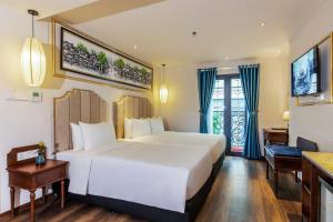 河内Hanoi Calista Hotel的卧室配有一张白色大床和一张书桌