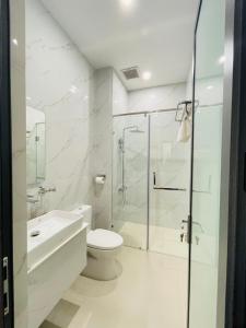 潘郎Khách sạn Sớm Phú Quý 2 - Phan Rang的白色的浴室设有卫生间和淋浴。