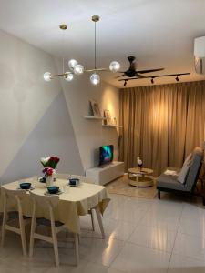吉隆坡Lucky Continew Residence 1 Bedroom - TRX KL的客厅配有桌子和沙发