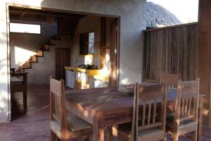 内布拉拉Rumah Tinggi at Pachamama的一间带木桌的用餐室和一间厨房