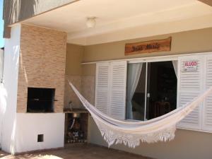 伊塔佩马多纳玛塔度假屋的挂在窗边的房间里吊床