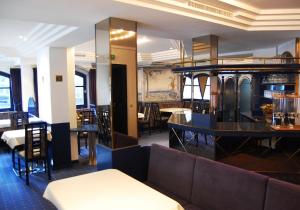 圣安东阿尔贝格Langley Hotel Rendlhof的餐厅设有桌椅和沙发。