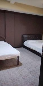 拿笃Tabin Lodge的客房设有两张床,铺有瓷砖地板。