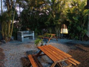 圣菲利普Ti Kaz Fond de Puits的棕榈树公园内的野餐桌和长凳