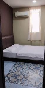 拿笃Tabin Lodge的一间卧室设有床、窗户和地毯。