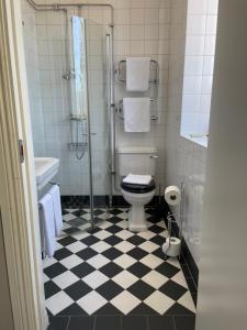 KilaforsNorrfly Herrgård的浴室铺有黑白格子地板。