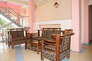 帕西库达Gnanam Holiday Inn的楼梯间里一组椅子