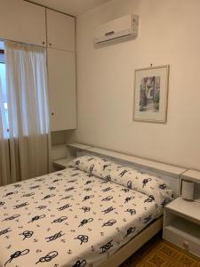 维耶特里Arco Apartment - Vietri sul Mare的一间卧室配有一张带黑白色棉被的床