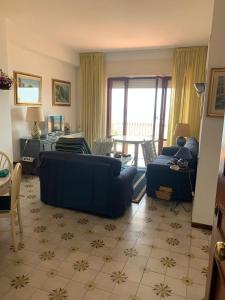 维耶特里Arco Apartment - Vietri sul Mare的客厅配有2张蓝色的沙发和1张桌子