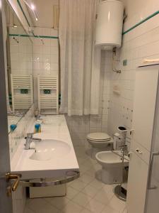 维耶特里Arco Apartment - Vietri sul Mare的一间带两个盥洗盆和卫生间的浴室