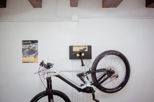 波夫拉德塞古尔坎法塞希亚旅馆的自行车挂在墙上