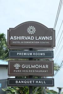 科泽科德Ashirvad Lawns Hotel & Convention Centre的酒店和会议中心的标志