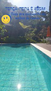 新弗里堡Lumiar Eco Lodge - Chalé Telhado Verde的带有阅读tereza feria asin t的标志的游泳池