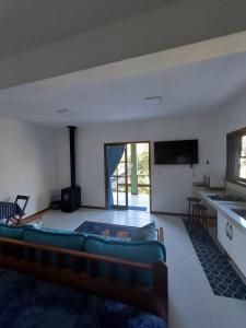 新弗里堡Lumiar Eco Lodge - Chalé Telhado Verde的带沙发和电视的客厅