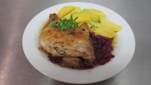 伊莱姆尼采Pension Jana - Wellness的一只白盘的食物,有鸡和蔬菜