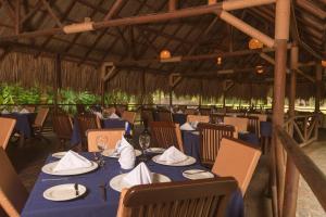 埃尔扎伊诺Camping Tequendama Playa Arrecifes Parque Tayrona的一间配备有蓝色桌子和椅子的用餐室