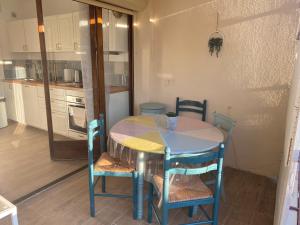 阿维尼翁Avignon : Appartement le in et off的一间小厨房,内设桌椅