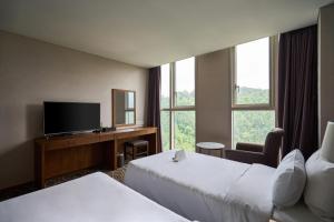 安山市安山广场酒店的酒店客房设有两张床和一台平面电视。