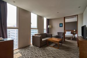 安山市安山广场酒店的酒店客房设有沙发、床和电视。
