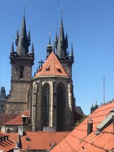 布拉格迈特默非斯酒店的一座古老的教堂,有塔楼和红色屋顶