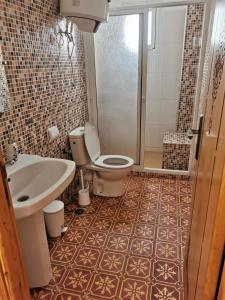 AzlaMaison d'Hôtes Casa Azla的浴室配有卫生间、盥洗盆和淋浴。
