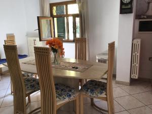 蒙苏姆马诺Casa Tre Fontane的餐桌、椅子和花瓶