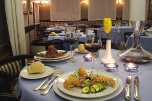 巴多尼奇亚德斯杰尼酒店的餐桌,带食物盘和酒杯