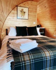 GilnahirkThe Pods at Streamvale的一间卧室配有带毛巾的床