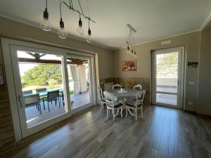 特雷维尼亚诺罗马诺Casa Vacanze Lago Blu的一间带桌椅的用餐室和一个庭院