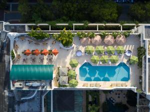 迈阿密Mayfair House Hotel & Garden的享有带游泳池的度假村的顶部景致