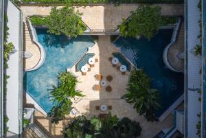 迈阿密Mayfair House Hotel & Garden的享有度假村游泳池的顶部景致