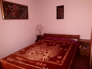 KalíviaTraditional house的一间卧室配有一张红色棉被的床